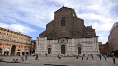 Bolonya Meydanı 'nda cerrahi maskeli bir yaşam tarzı.