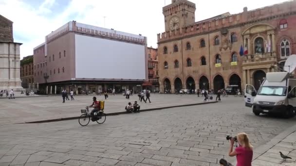 Covid-19 y hombre en bicicleta con máscara quirúrgica — Vídeo de stock