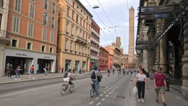 Covid-19 med socialt avstånd efter nedstängning i Italien — Stockvideo