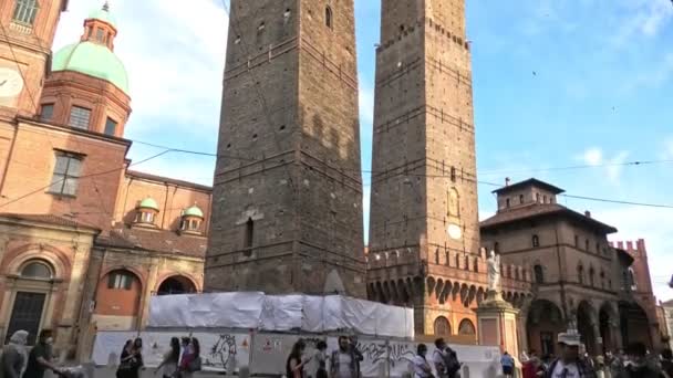 Queue at Feltrinelli library in Italy Covid-19 lockdown — Stock Video