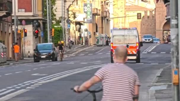 Ambulância italiana em bloqueio de Bolonha — Vídeo de Stock