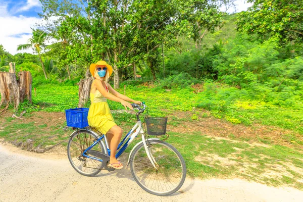 La Digue en bicicleta en Covid-19 tiempo — Foto de Stock