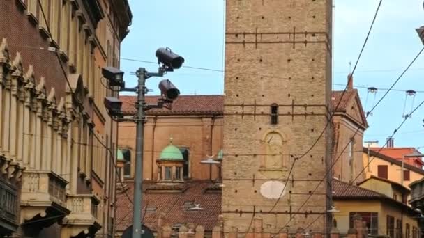 Две башни Болоньи — стоковое видео