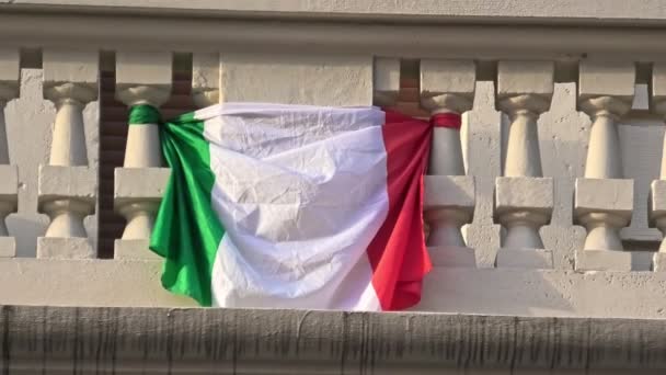 Bandera de Italia en el balcón para Italia — Vídeo de stock