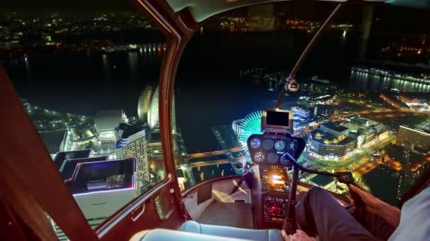 Вертолет на ночном горизонте Йокогамы — стоковое видео