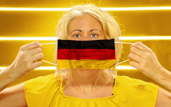 Wanita dengan masker bedah di Jerman — Stok Foto