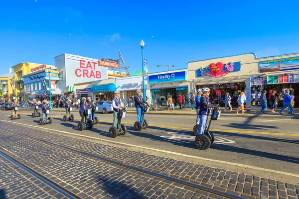 Menschen auf Segway-Tour — Stockfoto