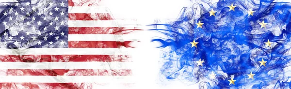 Crisi degli Stati Uniti e dell'Europa con bandiere fumose — Foto Stock