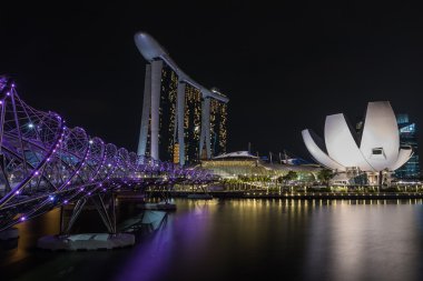 Gece Singapur gökyüzü manzarası