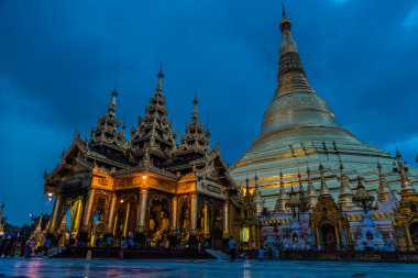 Shwedagon pagoda akşam