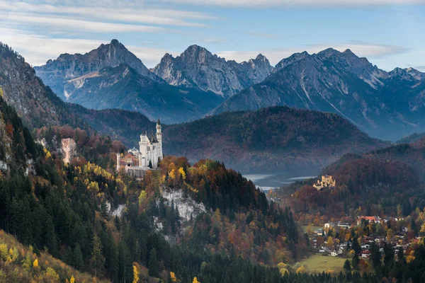 Neuschwanstein Şatosu ve Hohenschwangau Kalesi