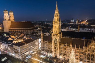 Marienplatz, Münih, Almanya, Noel pazarının havadan görünümü