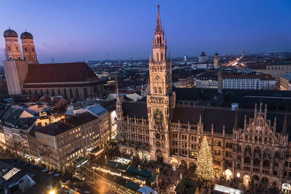 Marienplatz, Münih, Almanya, Noel pazarının havadan görünümü