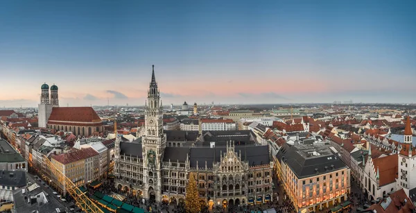 Vista aérea do mercado de Natal em Marienplatz, Munique, Alemanha — Fotografia de Stock