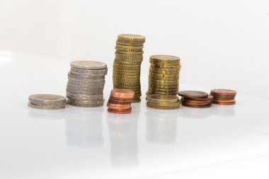 İzole çeşitli Euro para yığınları