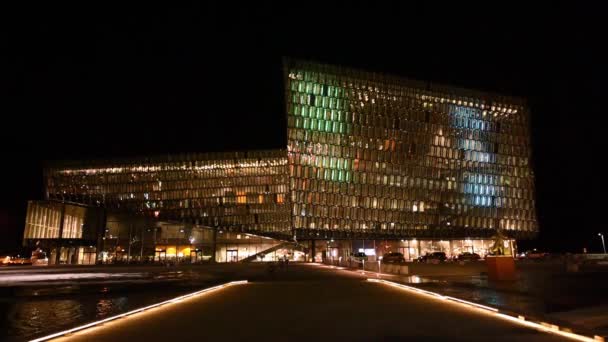 Ночной вид на концертный зал и конференц-центр Harpa в Рейкьявике, Исландия — стоковое видео