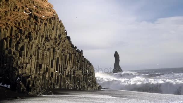 Reynisdranger, bazaltowe stosy morza z falą, Islandia — Wideo stockowe