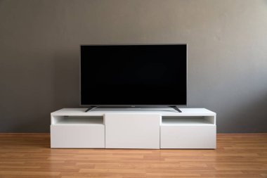 Düz beyaz oturma odasında dolap LCD televizyon