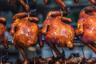Kızarmış tavuk bir hawker ahır asılı closeup atış