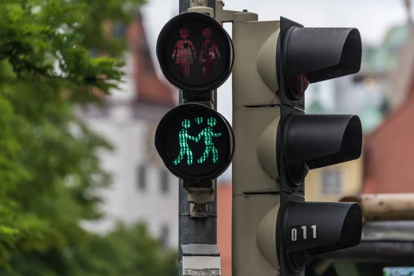 Bir eşcinsel çift ile yeşil trafik ışığı