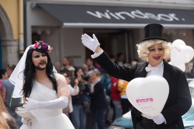 Gelin ve damat gurur içinde Christopher Street günü geçit töreni gibi giyinme bir çift