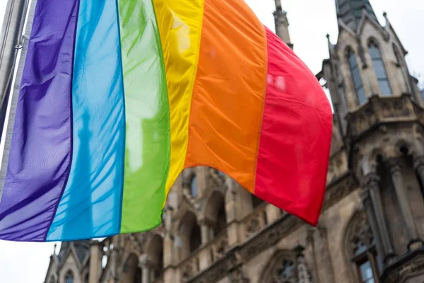 Münih new town hall ile Gökkuşağı bayrağı sallayarak