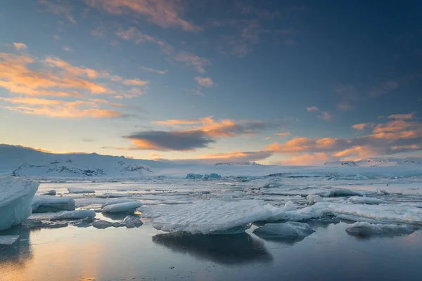 Naplemente alatt az ICES az Jokulsarlon, Izland — Stock Fotó