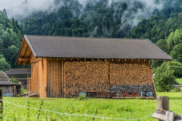 Maison de montagne et coupes de bois de chauffage à la campagne — Photo