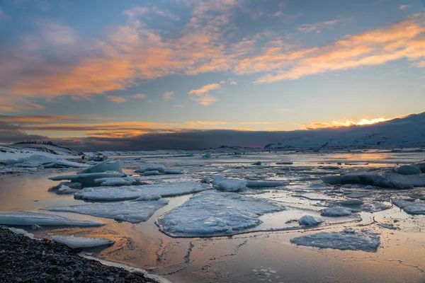 在日落期间在 Jokulsarlon，冰岛冰 — 图库照片