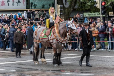 Munchner Kindl çadır sahipleri ve bira geçit Oktoberfest başında