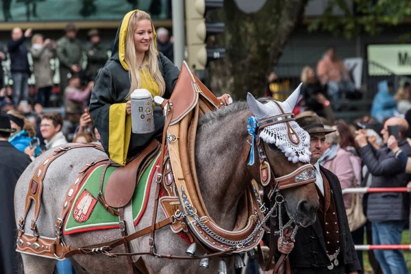 Munchner Kindl in tent owners and breweries parade at the beginning of Oktoberfest — Stock Photo, Image