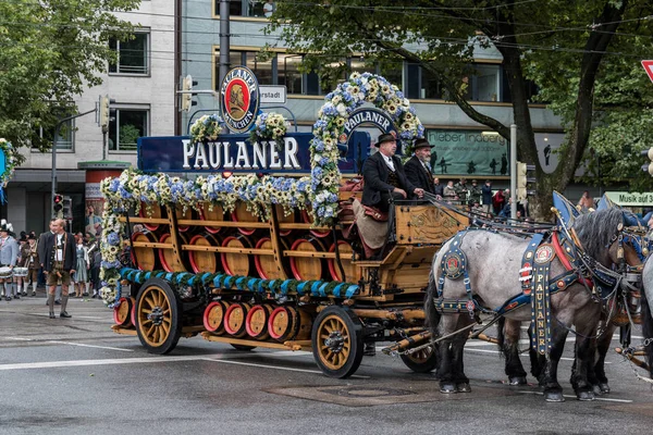 Bier wagen van Paulaner tent eigenaren en brouwerijen parade aan het begin van Oktoberfest — Stockfoto