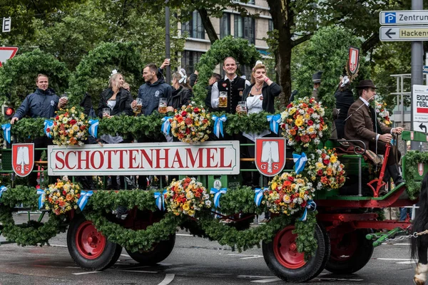 Münih, Almanya - 16 Ekim 2017: çadır sahipleri ve bira par