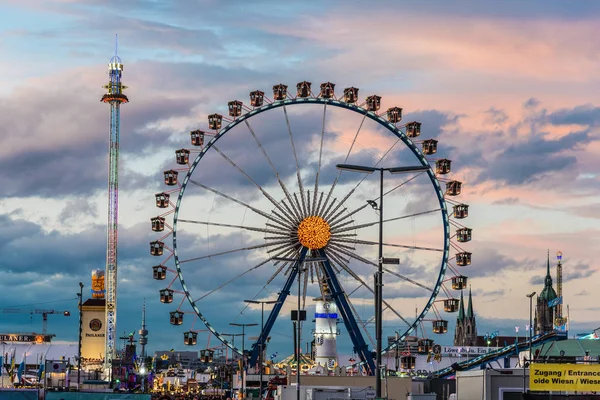 Oktoberfest günbatımı sırasında görünümünü