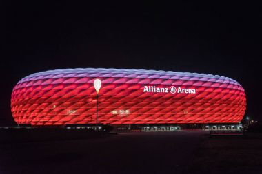 Allianz Arena, Fc Bayern, kırmızı beyaz üstünde belgili tanımlık tepe ile geceleri aydınlatılan Futbol Stadyumu