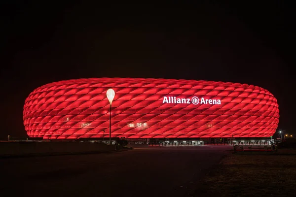 Allianz Arena, the football stadium of FC Bayern, illuminated in red at night — Stock Photo, Image