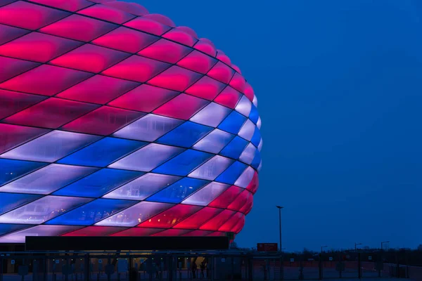 慕尼黑 2018年2月27日 安联竞技场特别照明的拜仁慕尼黑第118岁 明亮的红色和白色和蓝色的钻石 — 图库照片