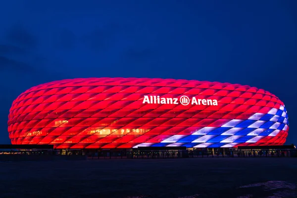 Allianz Arena Fc Bayern Münih 118 doğum günü için özel aydınlatma