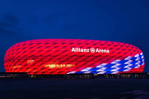 Allianz Arena illuminazione speciale per FC Bayern Monaco 118esimo compleanno — Foto Stock