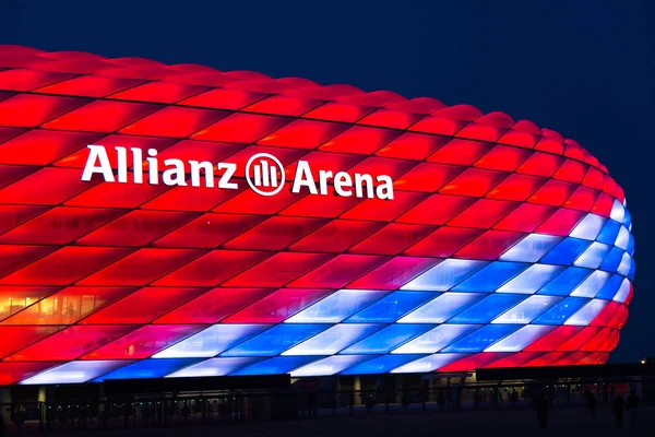 Allianz Arena iluminación especial para el FC Bayern Munich 118º Cumpleaños — Foto de Stock