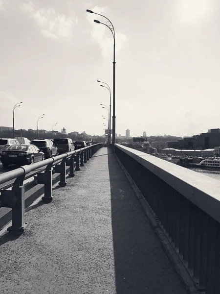 Camino vacío en un puente en la gran ciudad — Foto de Stock