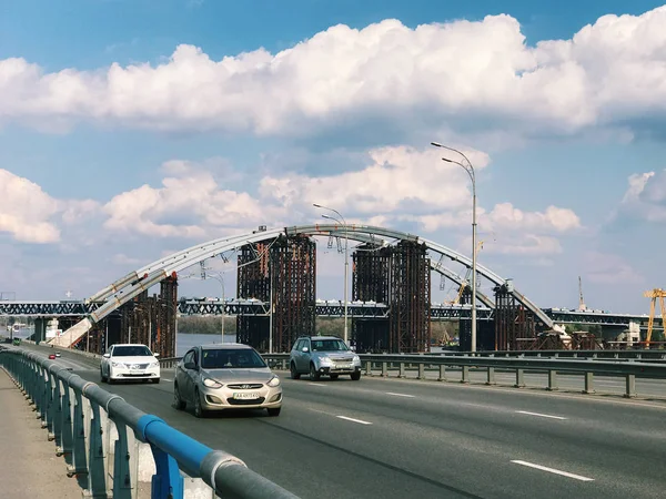 Κυκλοφορίας σε μια μεγάλη πόλη σε ένα αστικό τοπίο γέφυρα — Φωτογραφία Αρχείου