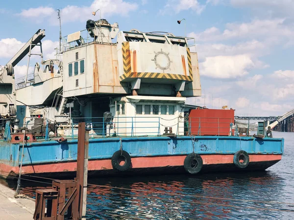 Ferry de navio abandonado vintage enferrujado — Fotografia de Stock