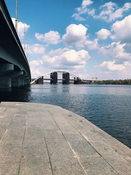 Abandonado ponte velha grande construção de engenharia — Fotografia de Stock