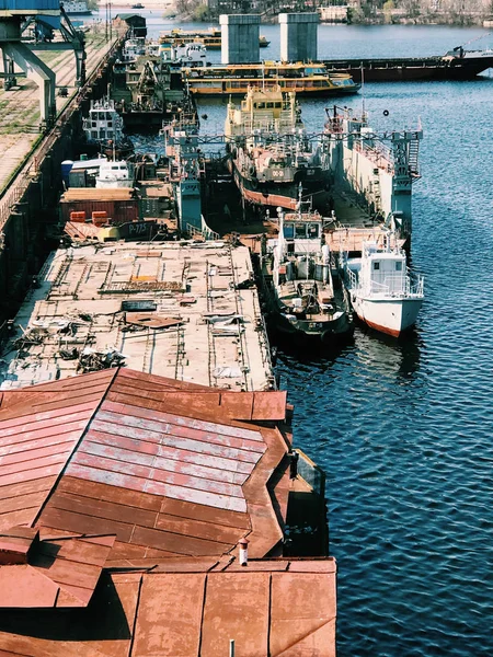 Ferry de navio abandonado vintage enferrujado — Fotografia de Stock