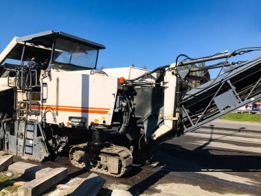 Karayolu üzerinde büyük makine ile büyük ölçekli onarım çalışmaları