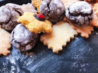 Siyah mutfak tahtası pudra şekeri ile şenlikli tanımlama bilgileri