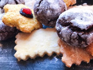 Siyah mutfak tahtası pudra şekeri ile şenlikli tanımlama bilgileri