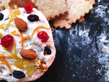 Siyah mutfak tahtası pudra şekeri ile şenlikli tanımlama bilgileri