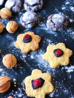 Siyah mutfak tahtası pudra şekeri ile şenlikli tanımlama bilgileri